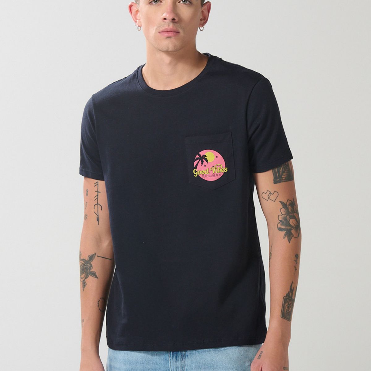 KOAJ - KOAJ Camiseta unicolor con bolsillo, manga corta y arte de v Hombre