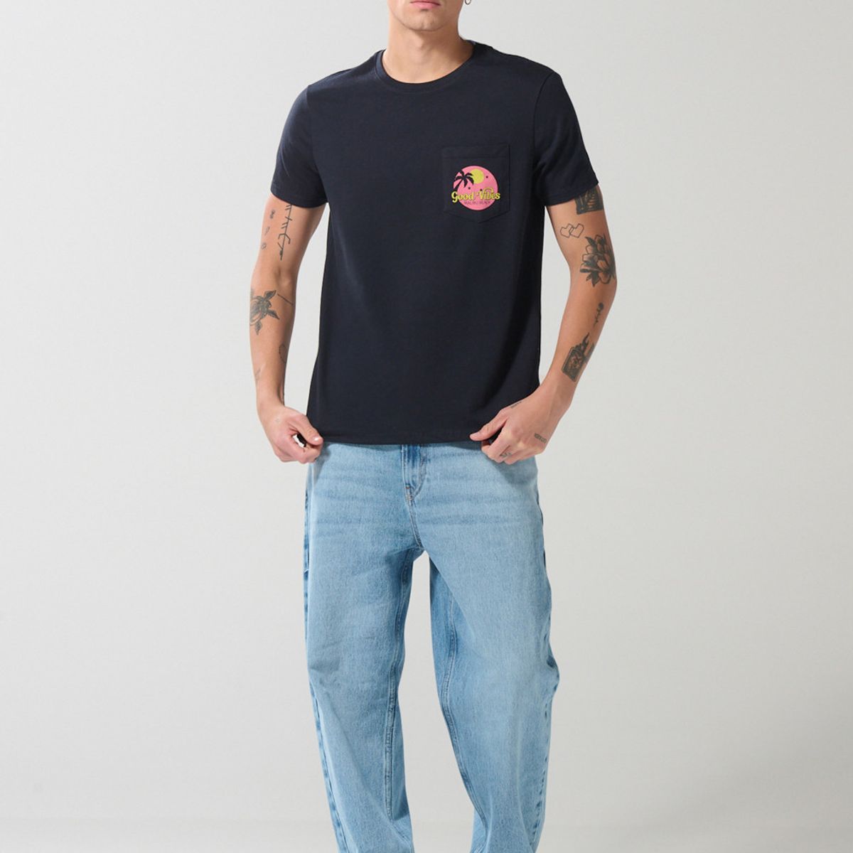 KOAJ - KOAJ Camiseta unicolor con bolsillo, manga corta y arte de v Hombre