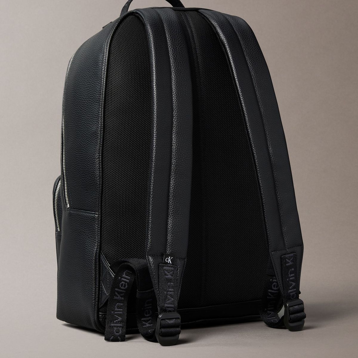 CALVIN KLEIN - Morral negro All Day con logo Calvin Klein