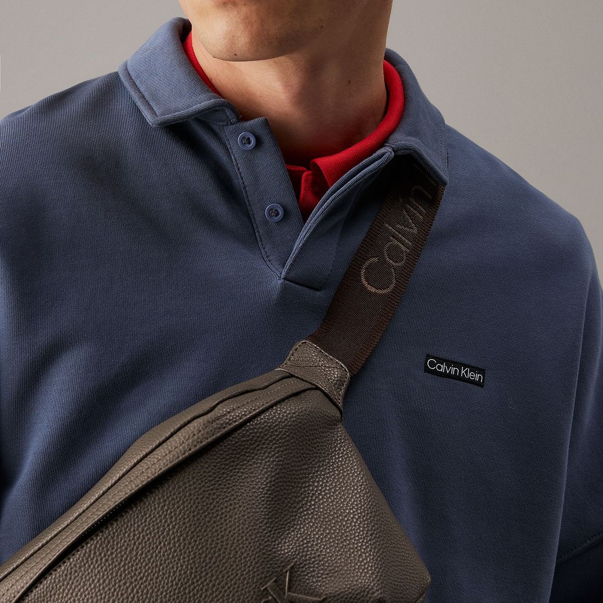 CALVIN KLEIN - Canguro gris cargo con logo Calvin Klein