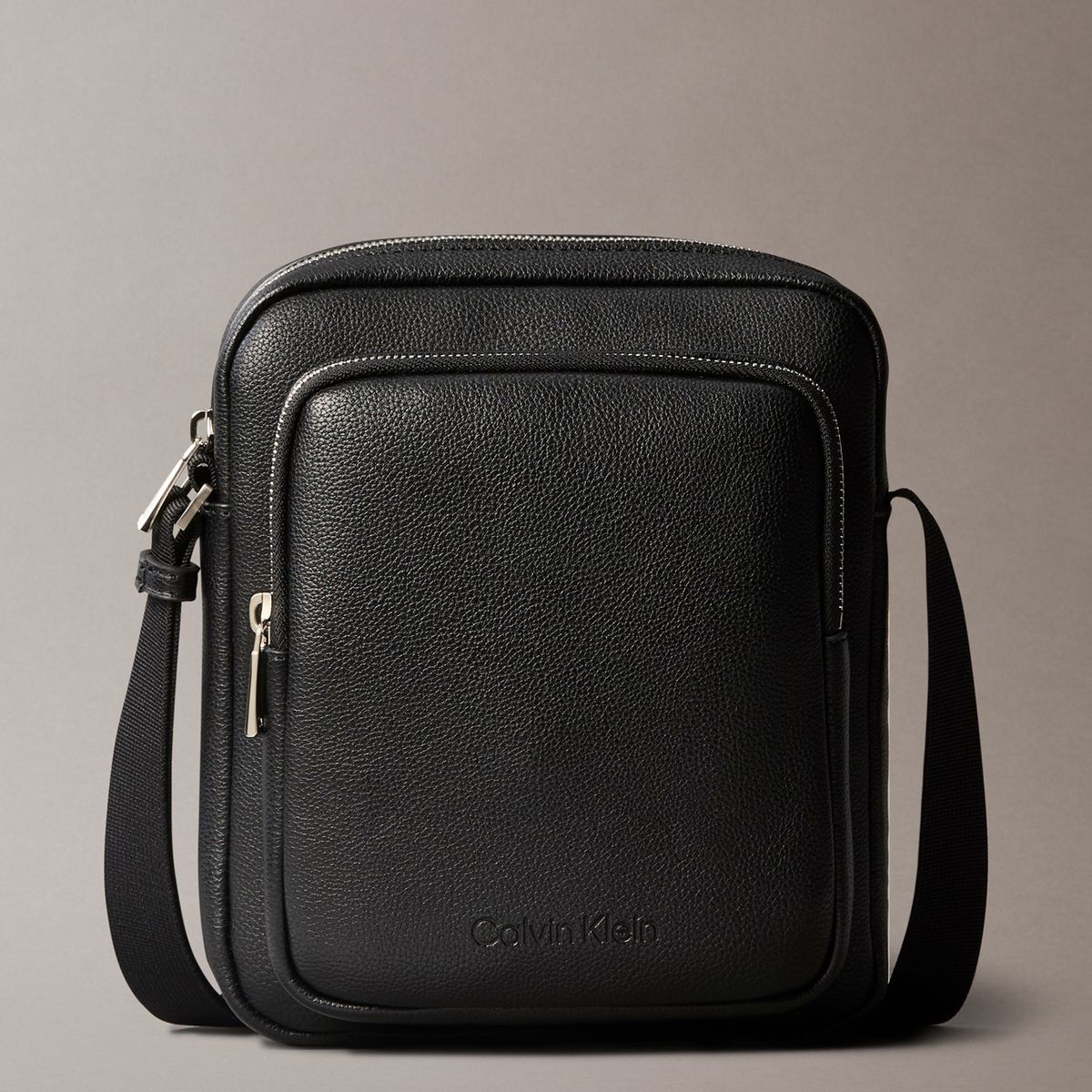 CALVIN KLEIN - Bolso negro de reportero micro pebble Calvin Klein