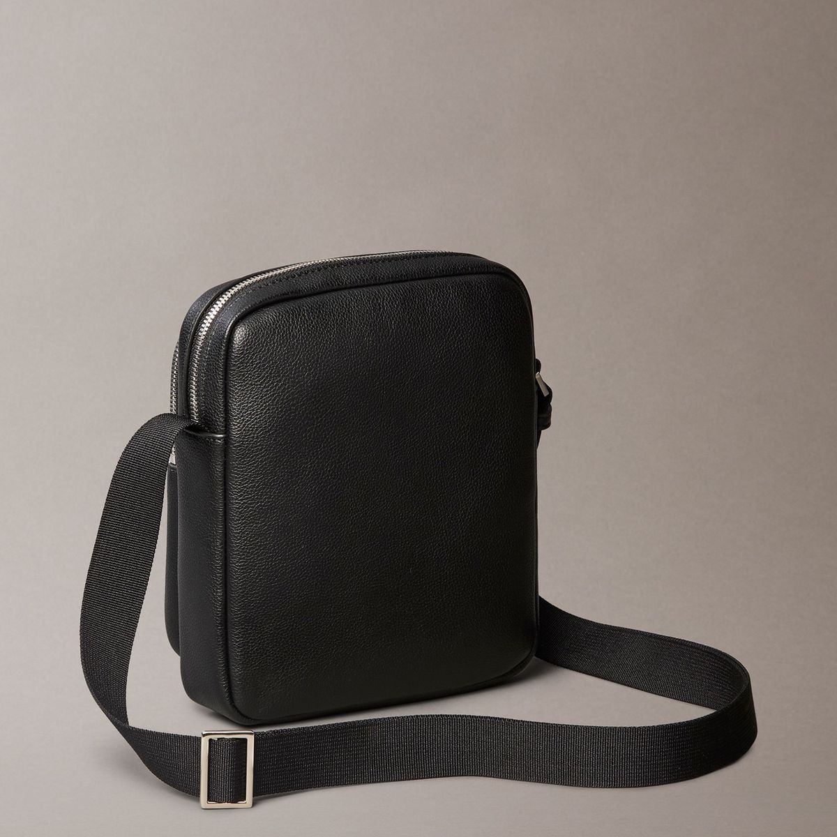 CALVIN KLEIN - Bolso negro de reportero micro pebble Calvin Klein