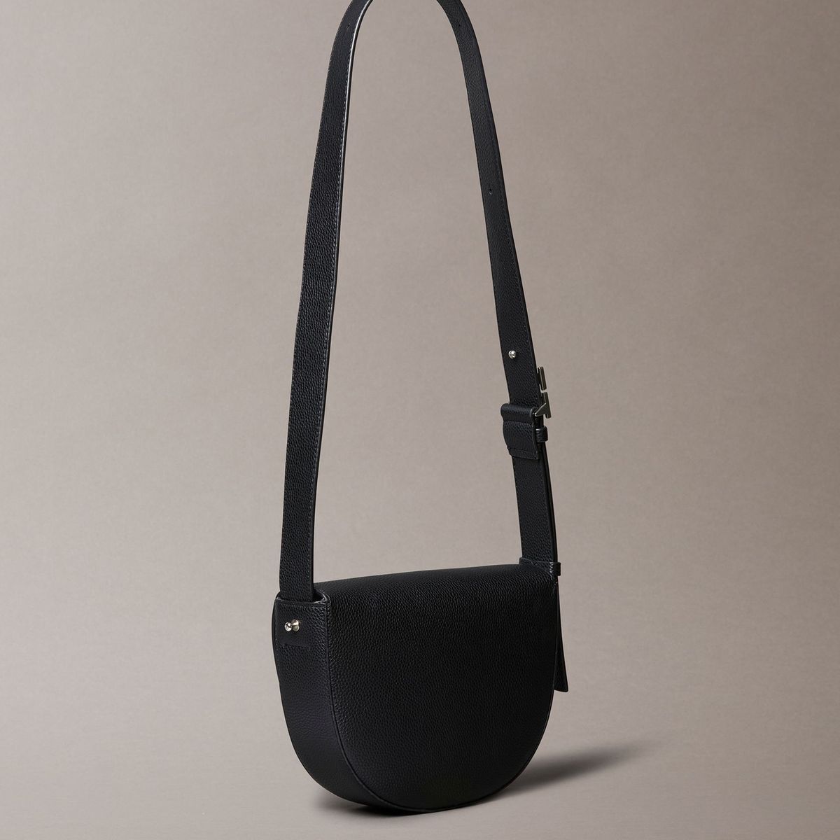 CALVIN KLEIN - Bolso negro saddle archive Calvin Klein