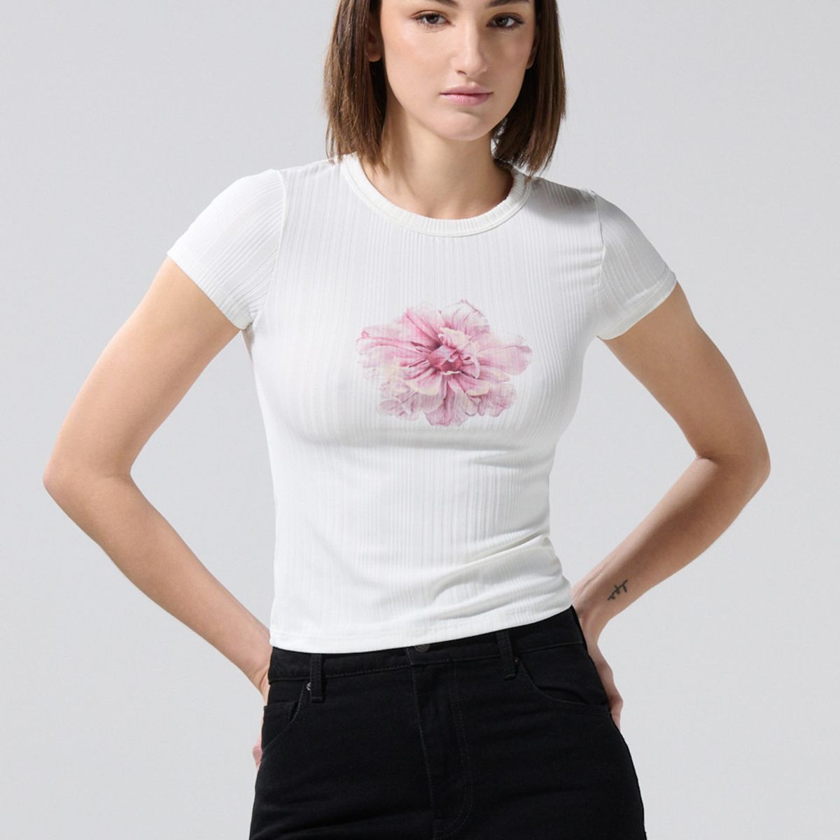 KOAJ - KOAJ Camiseta crema cuello redondo con diseño de flor Mujer
