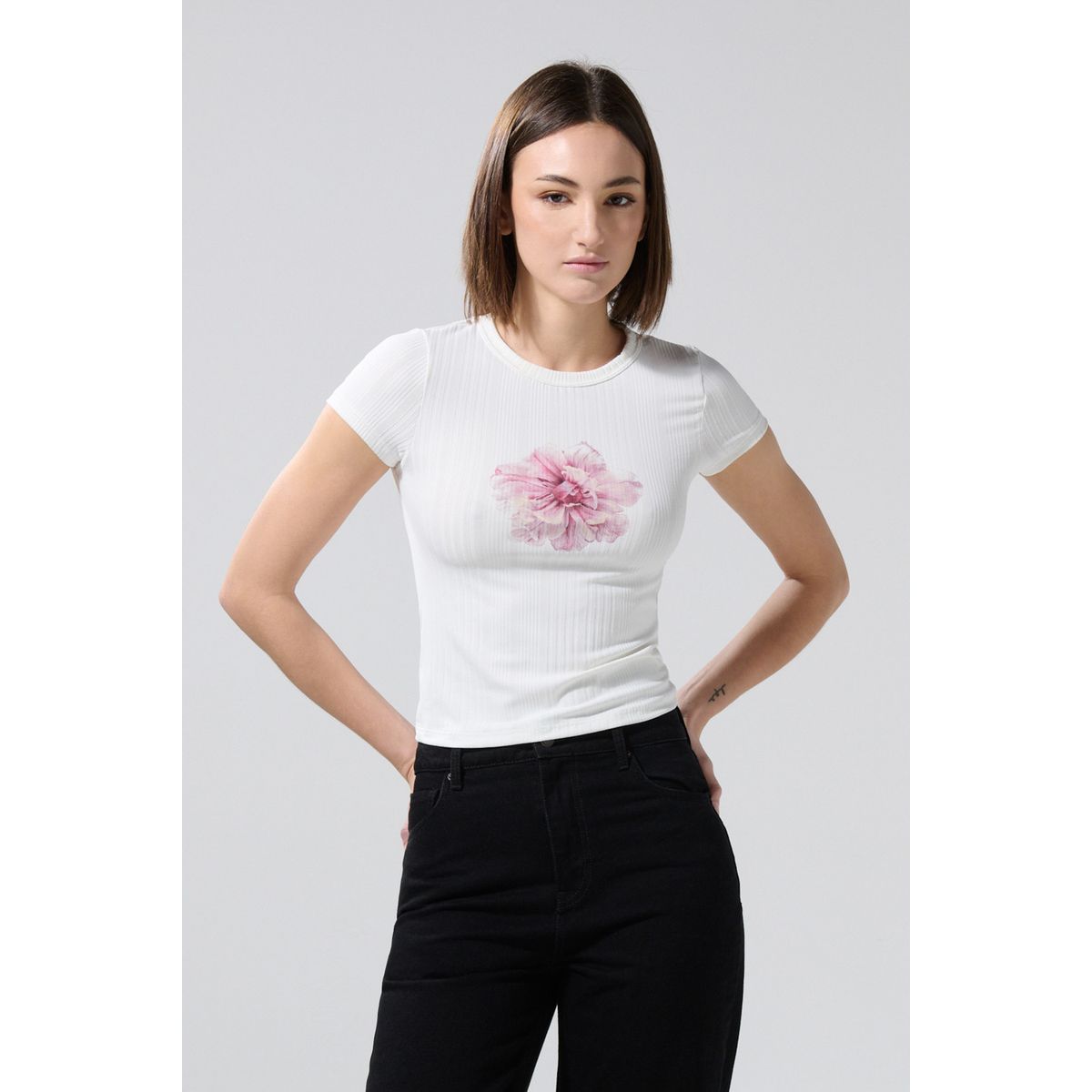 KOAJ - KOAJ Camiseta crema cuello redondo con diseño de flor Mujer