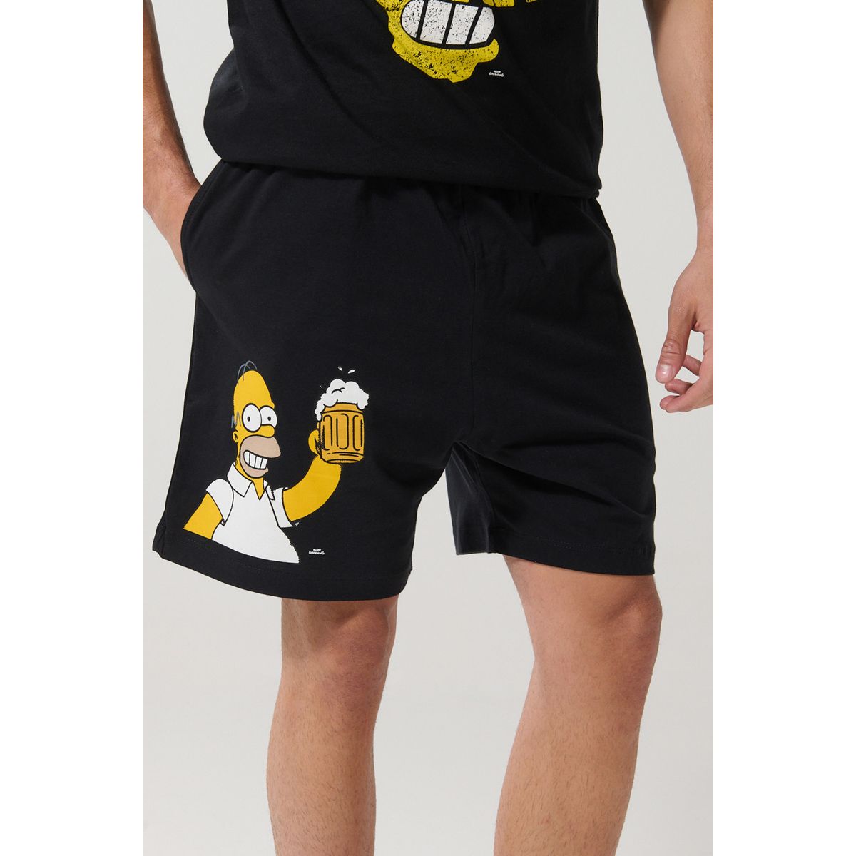 KOAJ - KOAJ Bermuda negra con diseño de Los Simpson y bolsillos Hombre