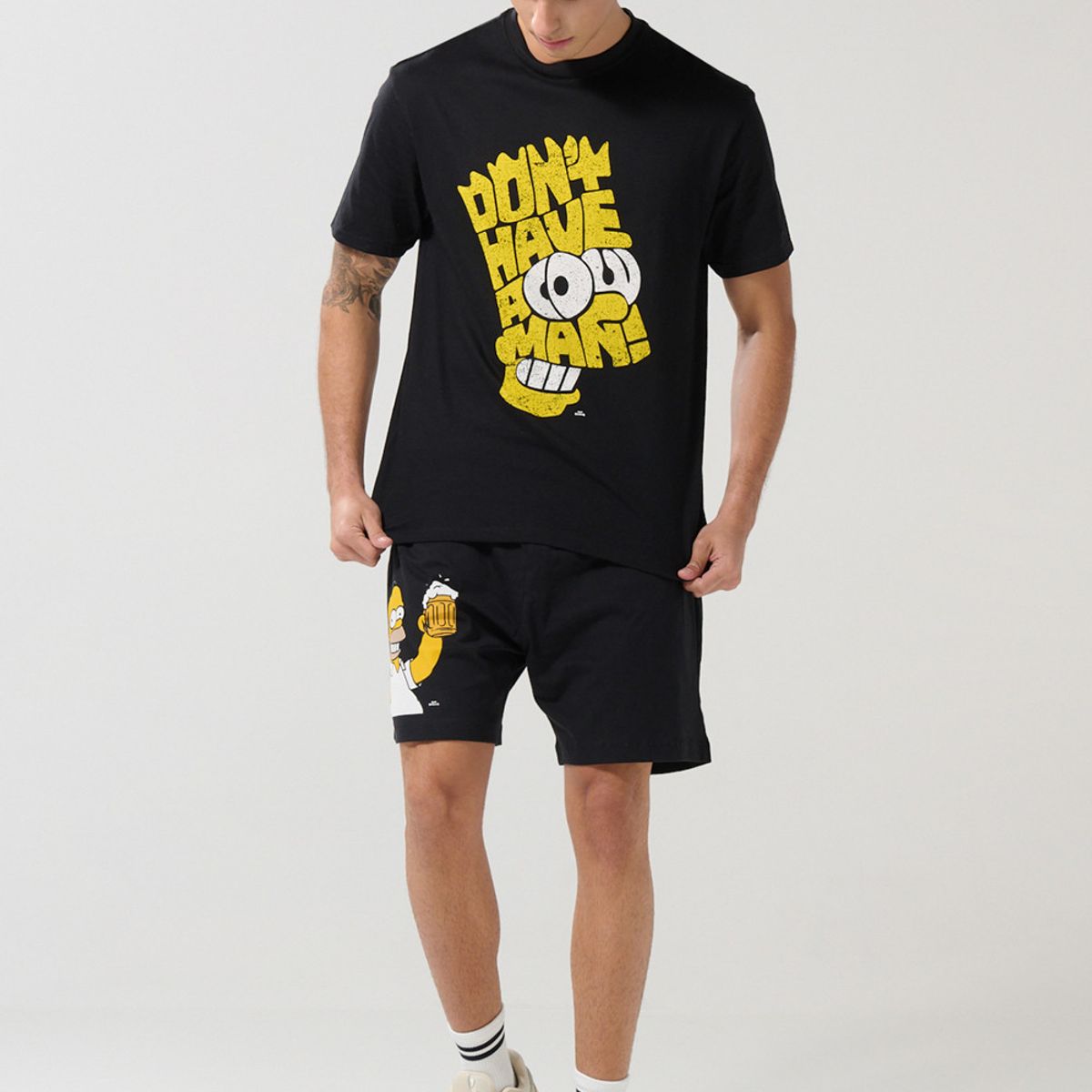 KOAJ - KOAJ Bermuda negra con diseño de Los Simpson y bolsillos Hombre