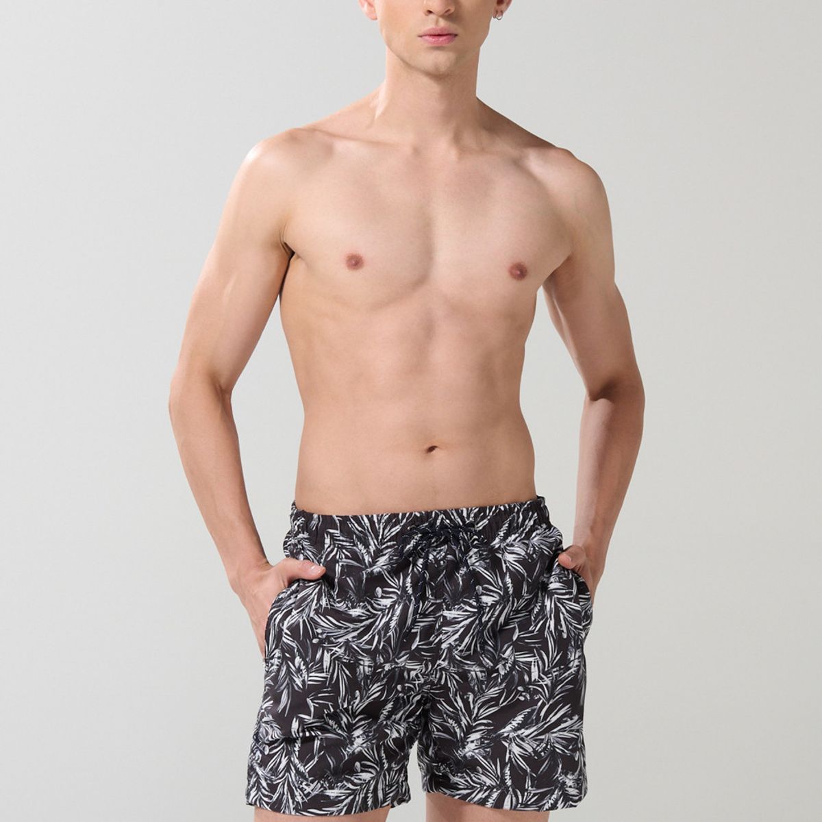 KOAJ - KOAJ Bermuda negra playera con diseños de hojas blancas Hombre