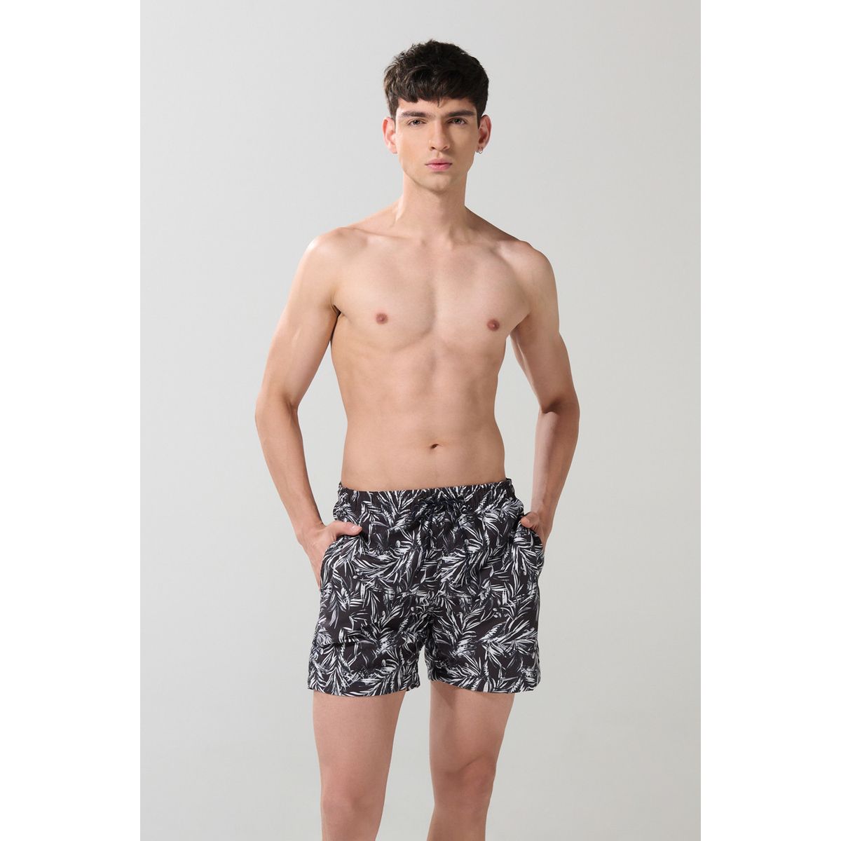 KOAJ - KOAJ Bermuda negra playera con diseños de hojas blancas Hombre