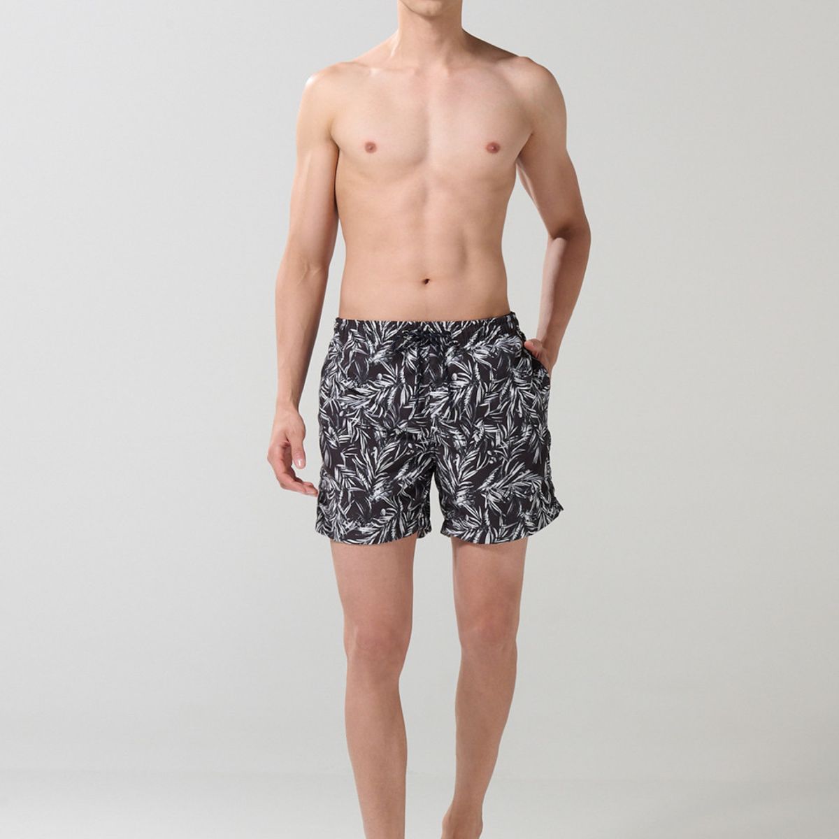 KOAJ - KOAJ Bermuda negra playera con diseños de hojas blancas Hombre