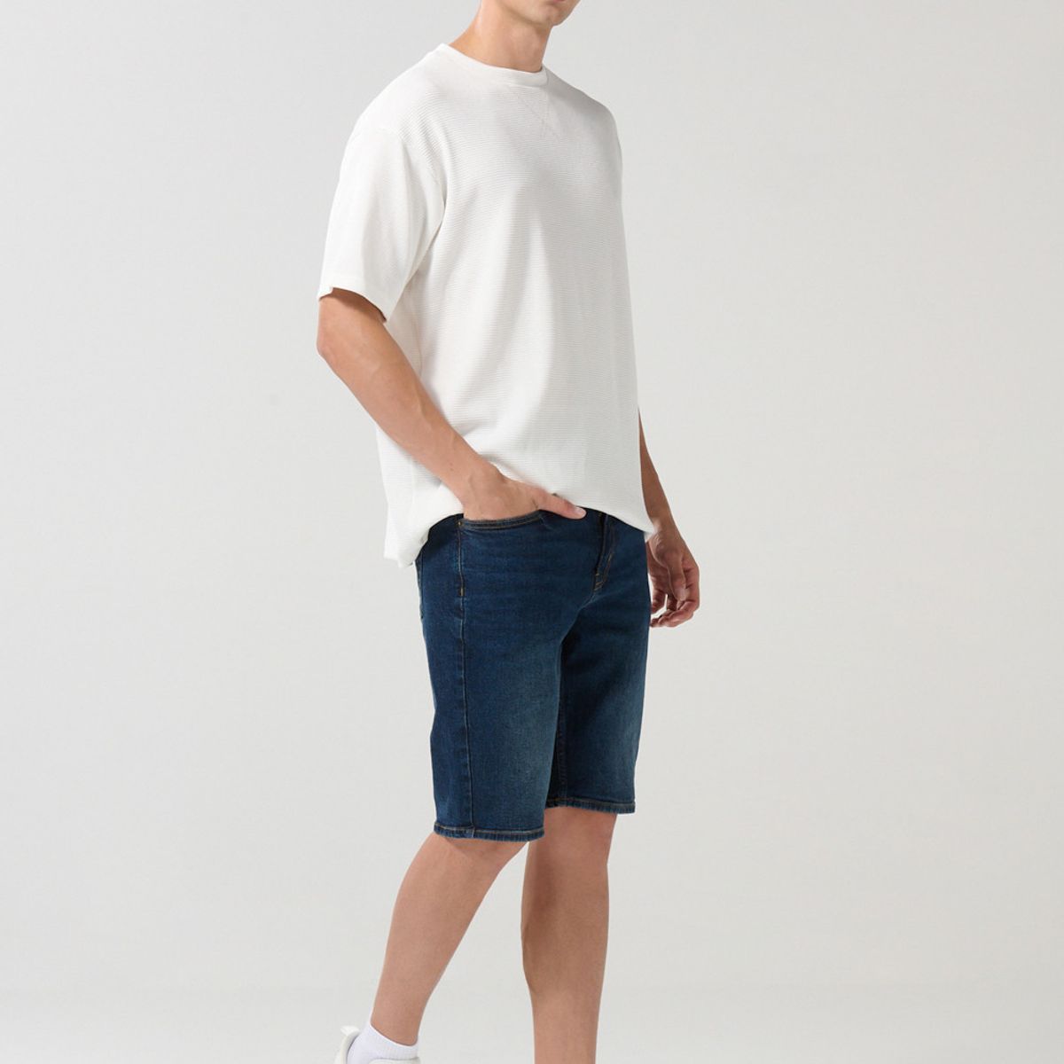 KOAJ - KOAJ Bermuda en jean slim azul con tiro bajo y costuras visi Hombre
