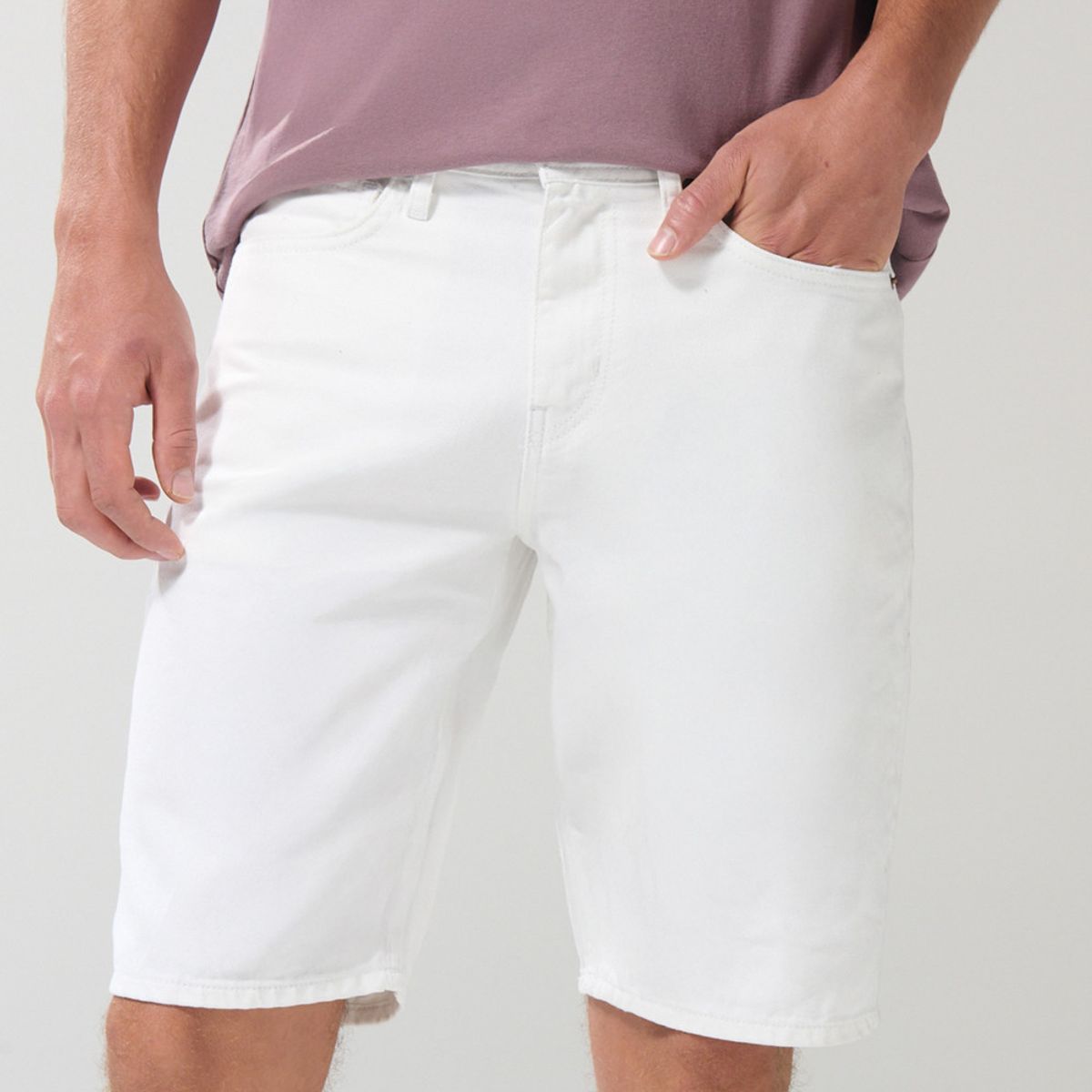 KOAJ - KOAJ Bermuda tiro bajo playera crema con estampados negros Hombre