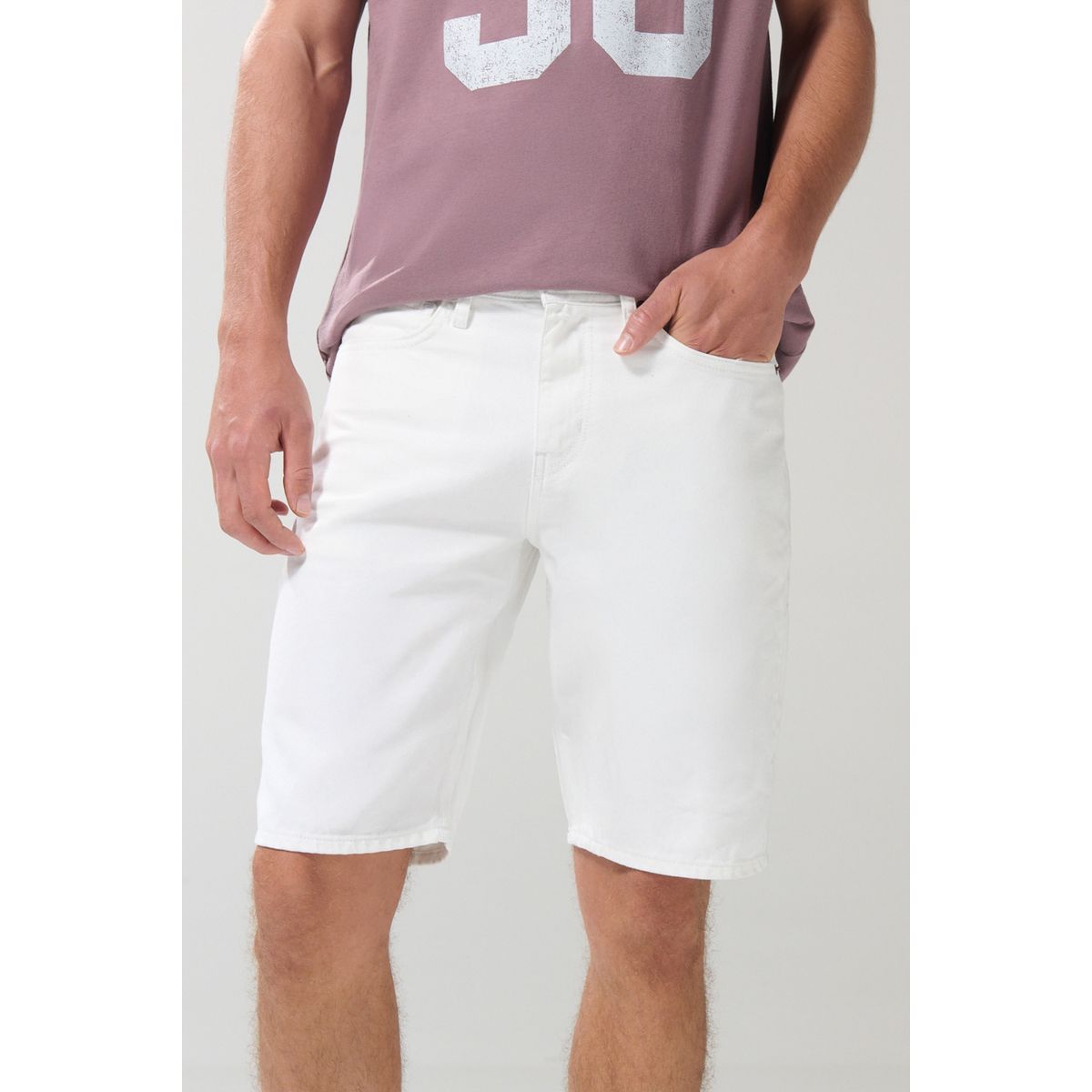 KOAJ - KOAJ Bermuda tiro bajo playera crema con estampados negros Hombre