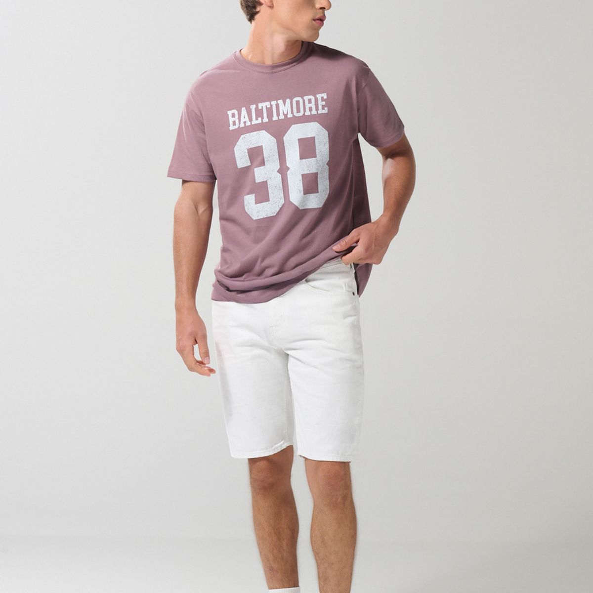 KOAJ - KOAJ Bermuda tiro bajo playera crema con estampados negros Hombre