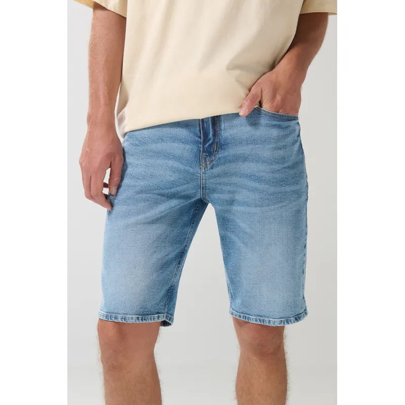 KOAJ - KOAJ Bermuda slim tiro bajo en jean azul con desgastes Hombre