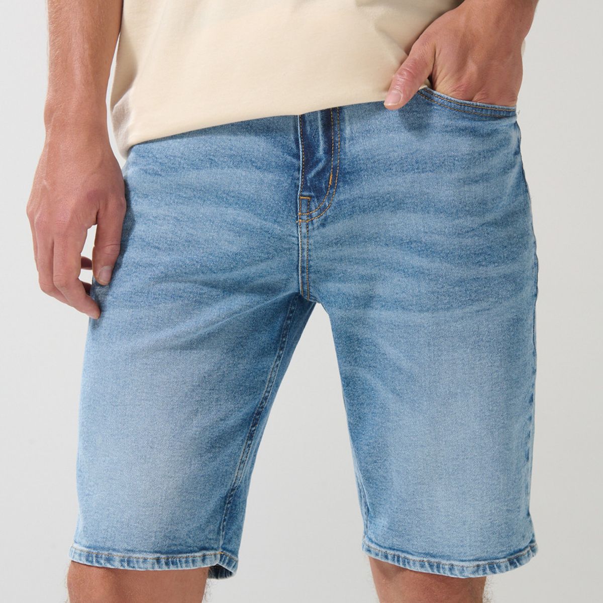 KOAJ - KOAJ Bermuda slim tiro bajo en jean azul con desgastes Hombre
