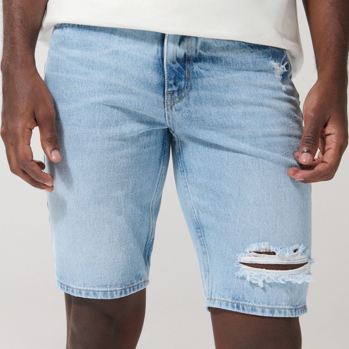 KOAJ - KOAJ Bermuda azul clara en jean slim con tiro bajo y rotos Hombre