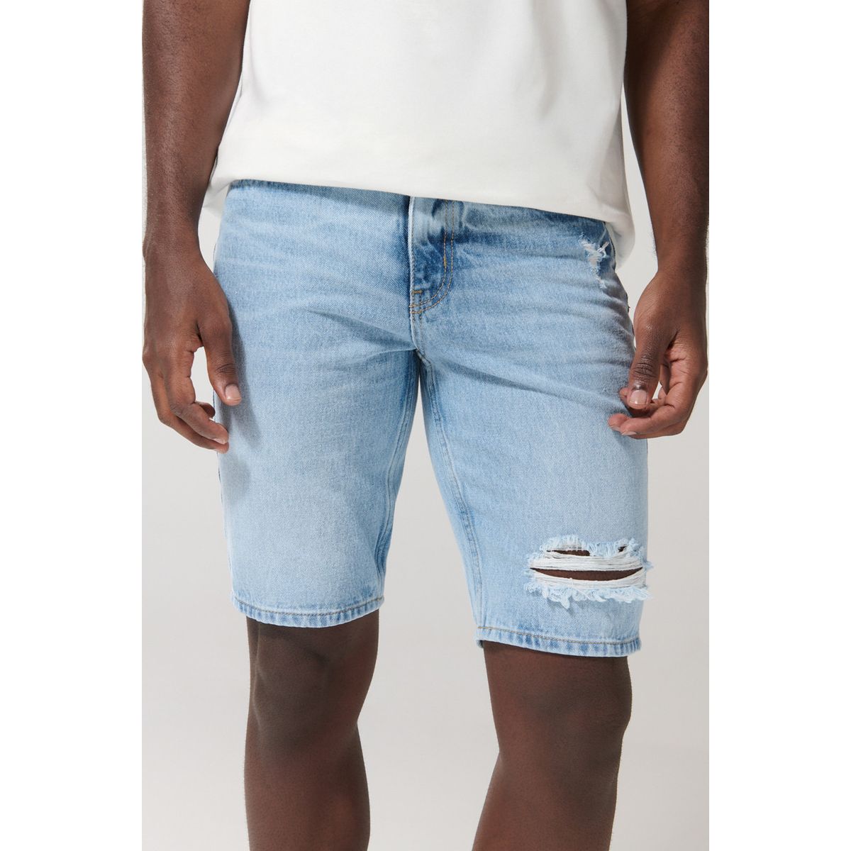 KOAJ - KOAJ Bermuda azul clara en jean slim con tiro bajo y rotos Hombre