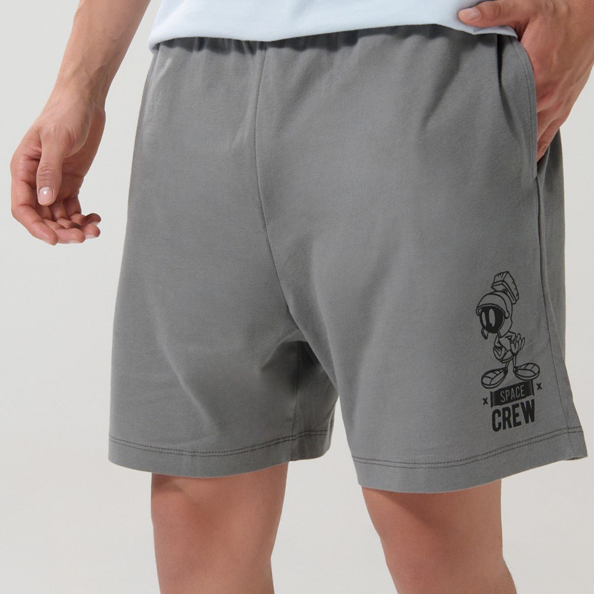 KOAJ - KOAJ Bermuda gris intensa con bolsillos y arte de Looney Tun Hombre