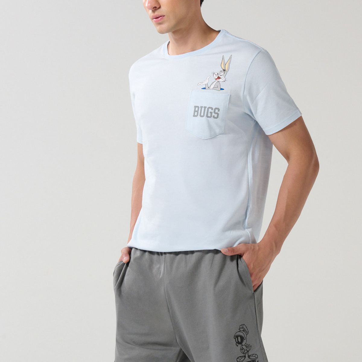 KOAJ - KOAJ Bermuda gris intensa con bolsillos y arte de Looney Tun Hombre