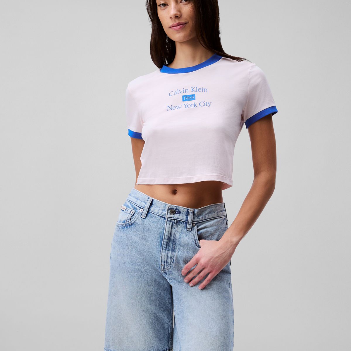 CALVIN KLEIN - Camiseta azul ringer cropped con logo Calvin Klein