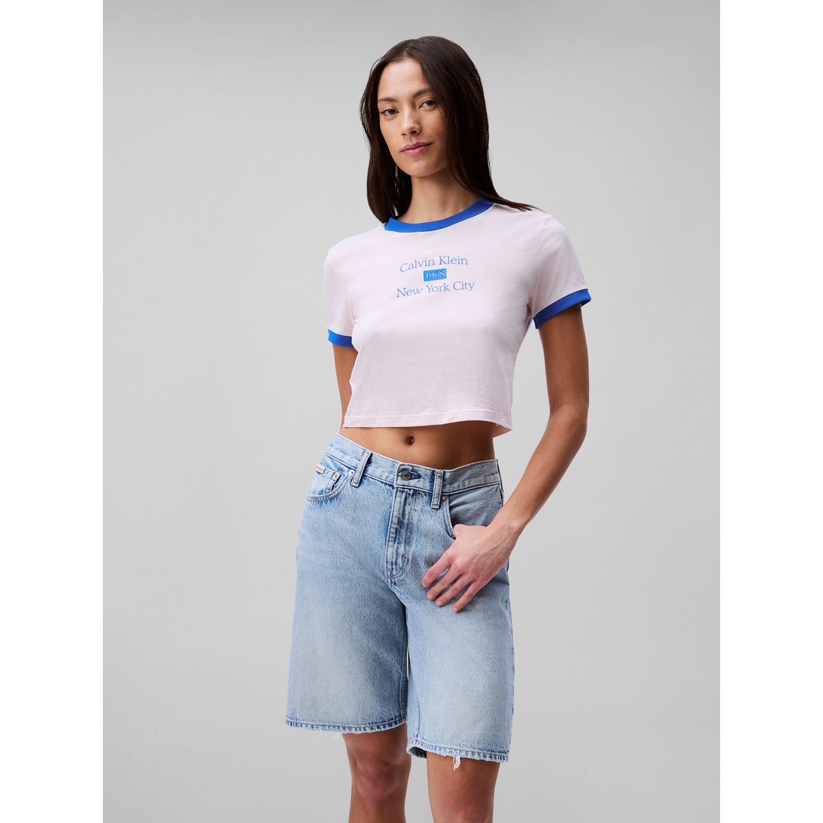CALVIN KLEIN - Camiseta azul ringer cropped con logo Calvin Klein