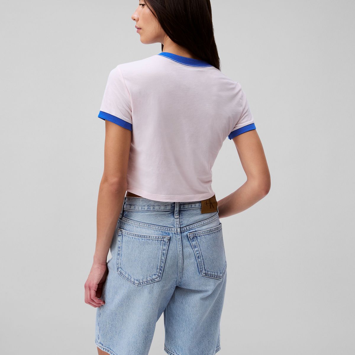 CALVIN KLEIN - Camiseta azul ringer cropped con logo Calvin Klein