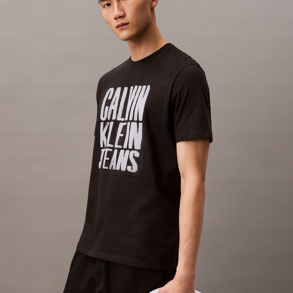 CALVIN KLEIN - Camiseta negra Stacked Graphic Crewnec Calvin Klein