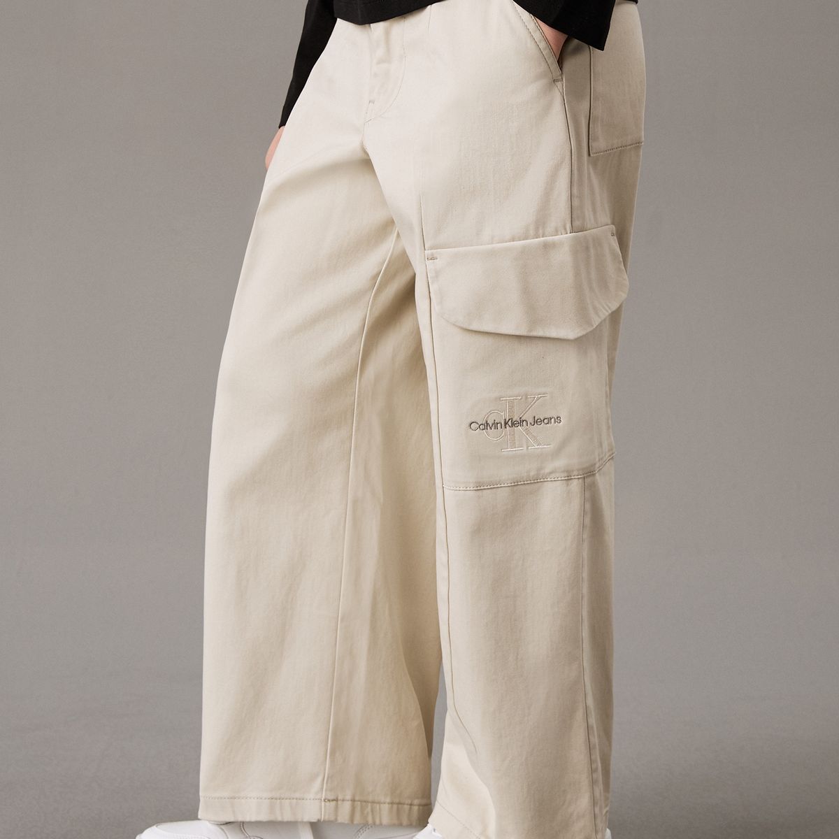 CALVIN KLEIN - Pantalón Beige Cargo de Pierna Ancha Calvin Klein