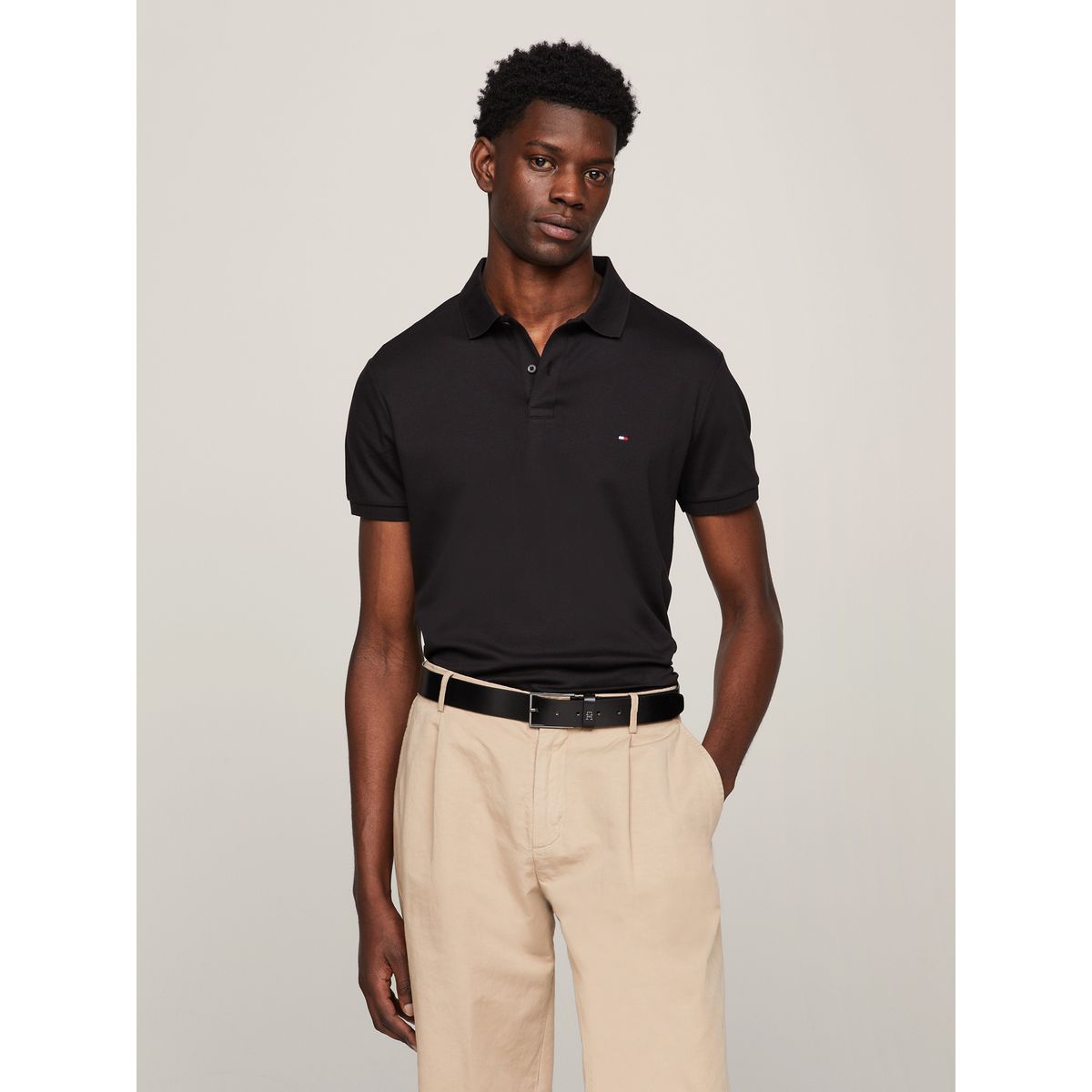 TOMMY HILFIGER - Polo negro Essential de corte regular con logo Tommy Hilfiger