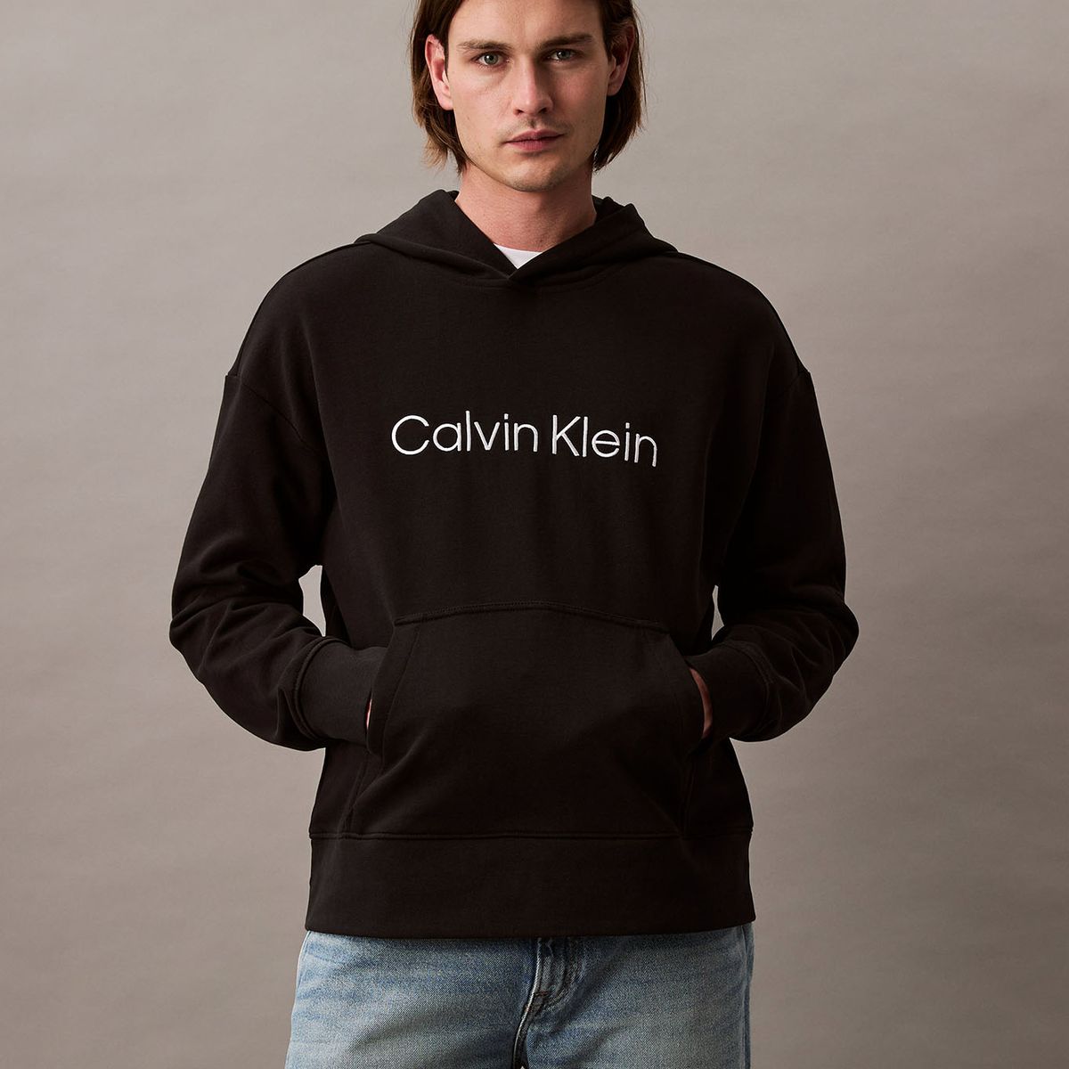 CALVIN KLEIN - Buzo negro con capota de felpa con logo estándar Calvin Klein