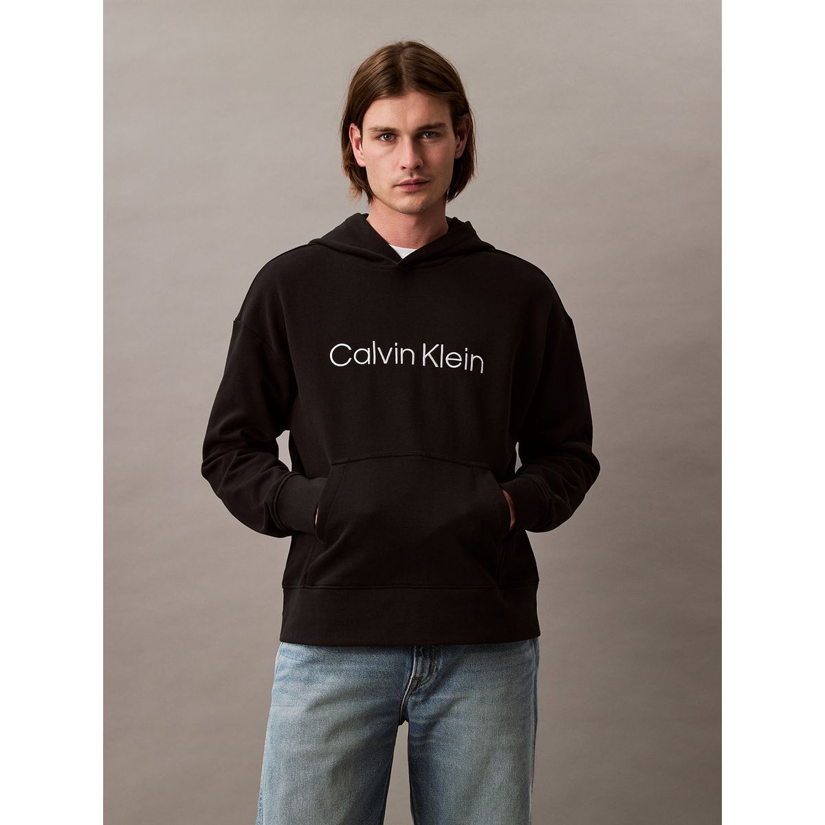 CALVIN KLEIN - Buzo negro con capota de felpa con logo estándar Calvin Klein