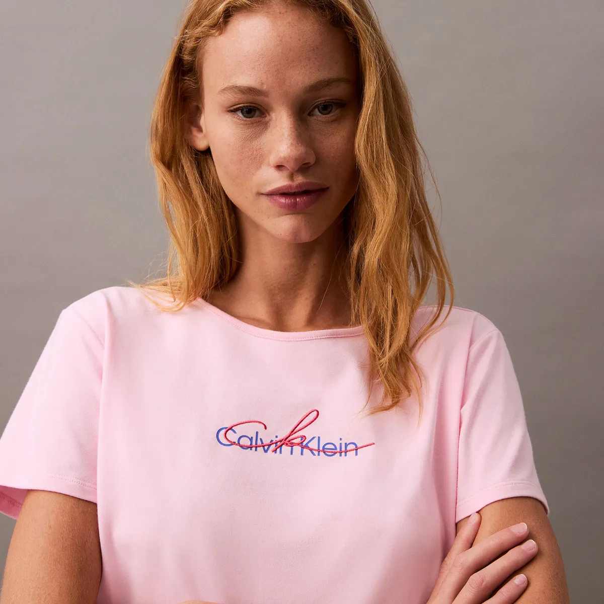 CALVIN KLEIN - Camiseta rosada slim con logo Calvin Klein