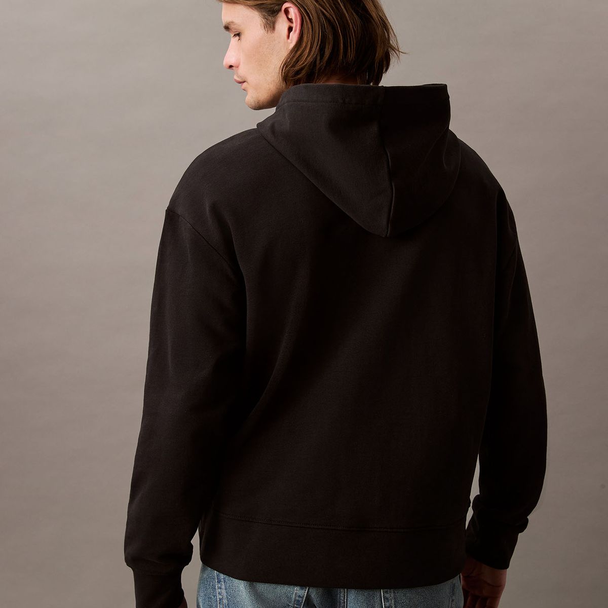 CALVIN KLEIN - Buzo negro con capota de felpa con logo estándar Calvin Klein