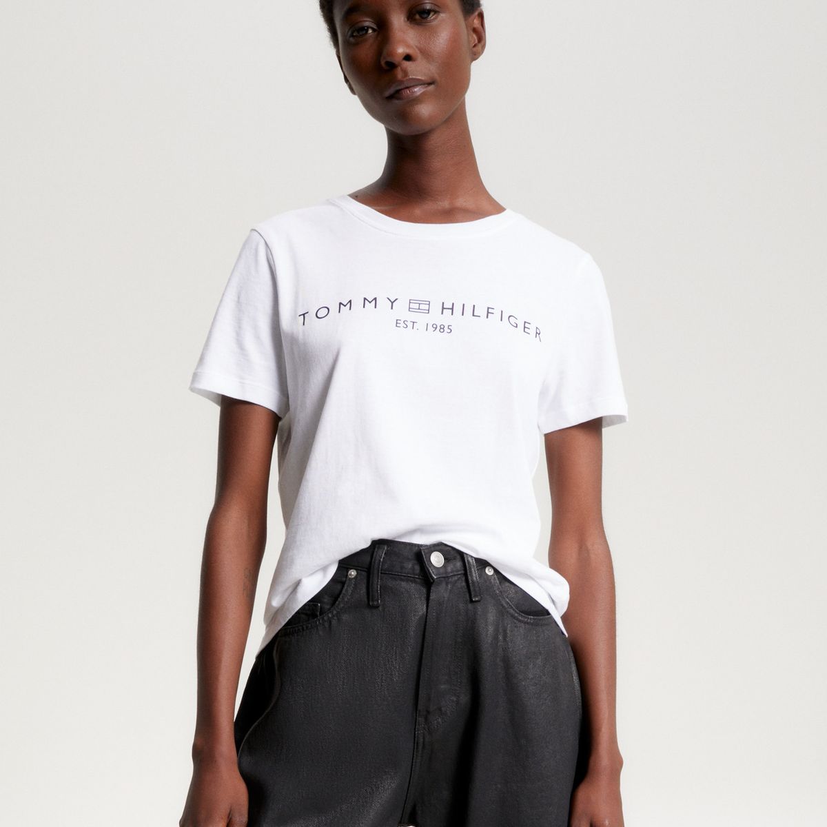 TOMMY HILFIGER - Camiseta blanca con cuello redondo y logo distintivo Tommy Hilfiger