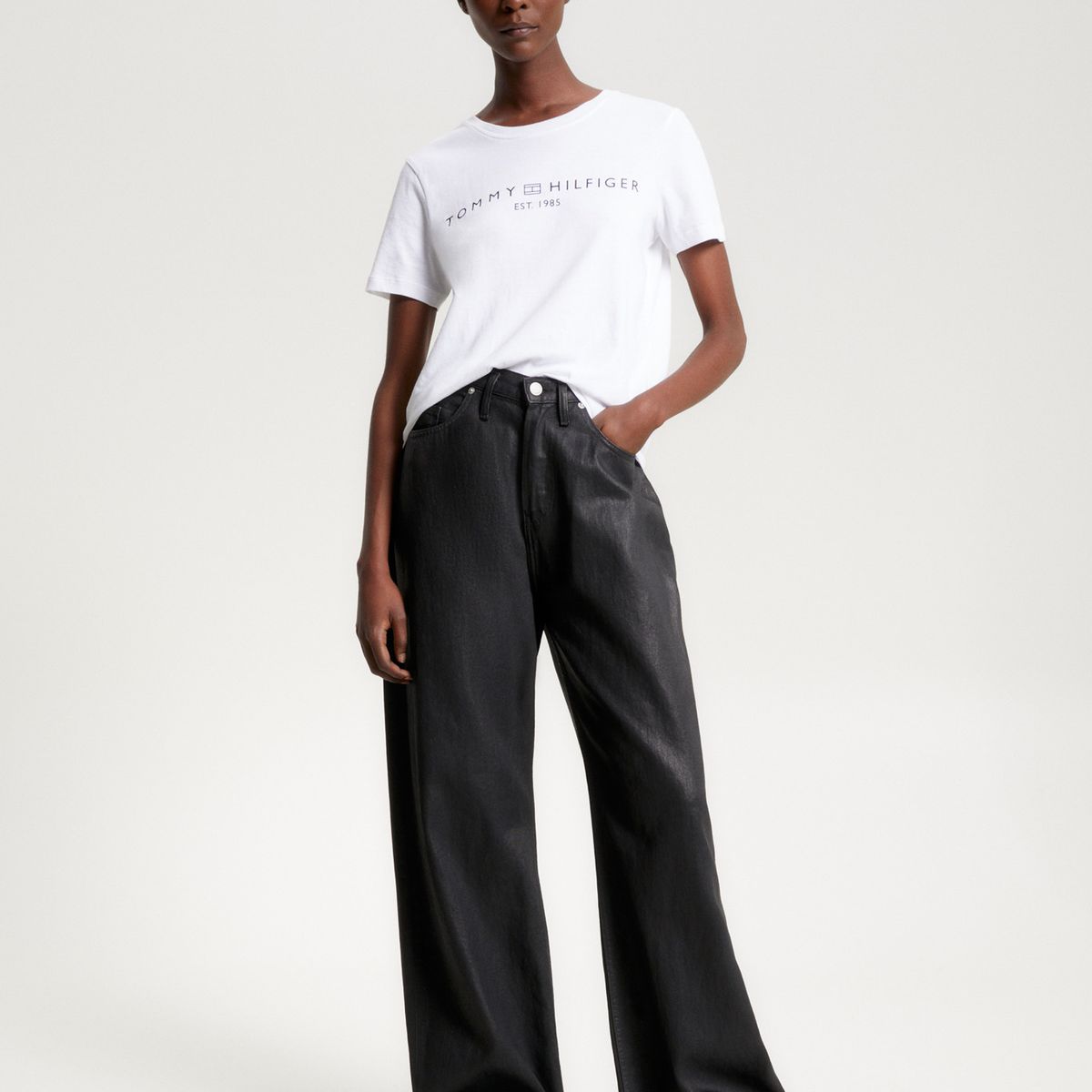 TOMMY HILFIGER - Camiseta blanca con cuello redondo y logo distintivo Tommy Hilfiger