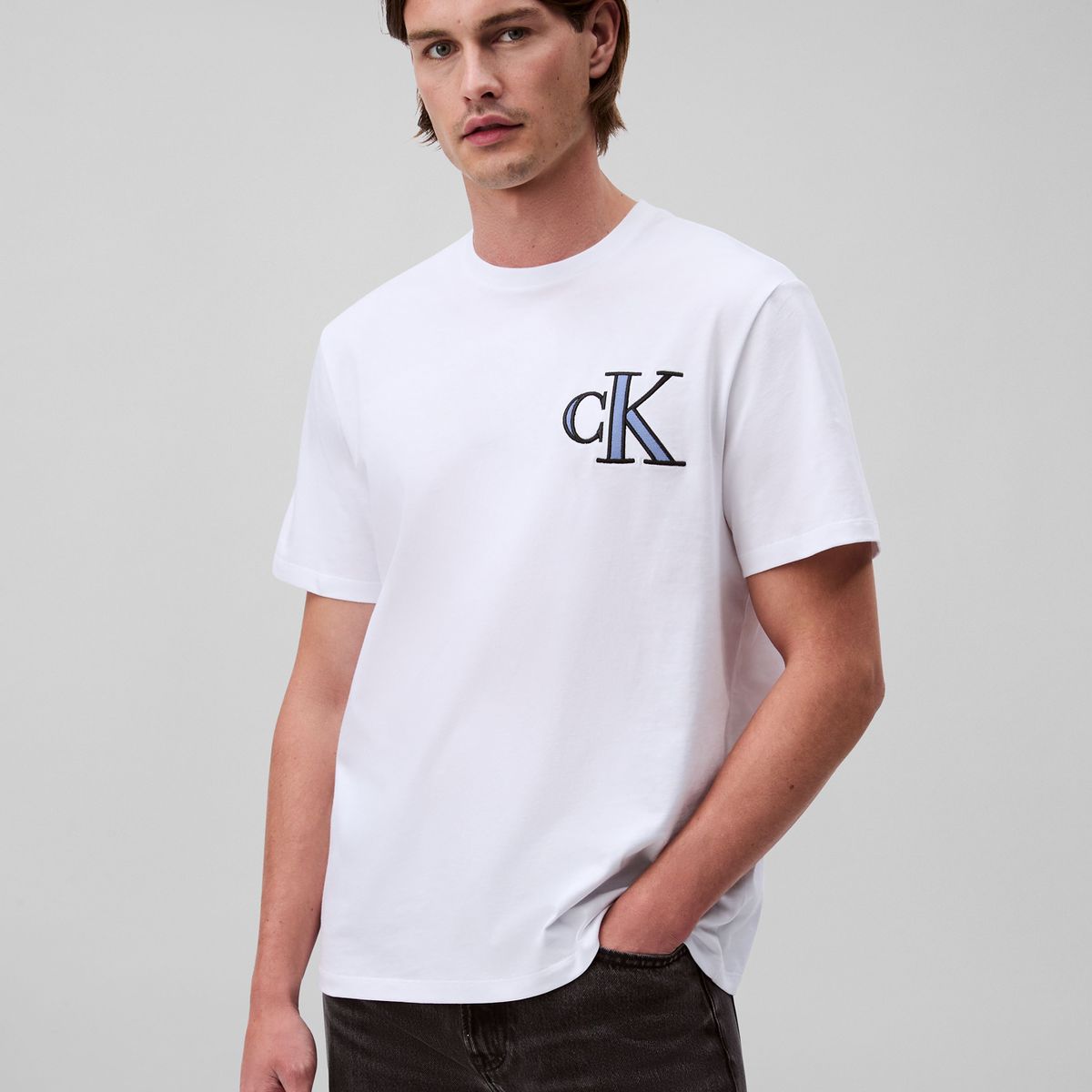 CALVIN KLEIN - Camiseta blanca varsity con monograma de parche Calvin Klein