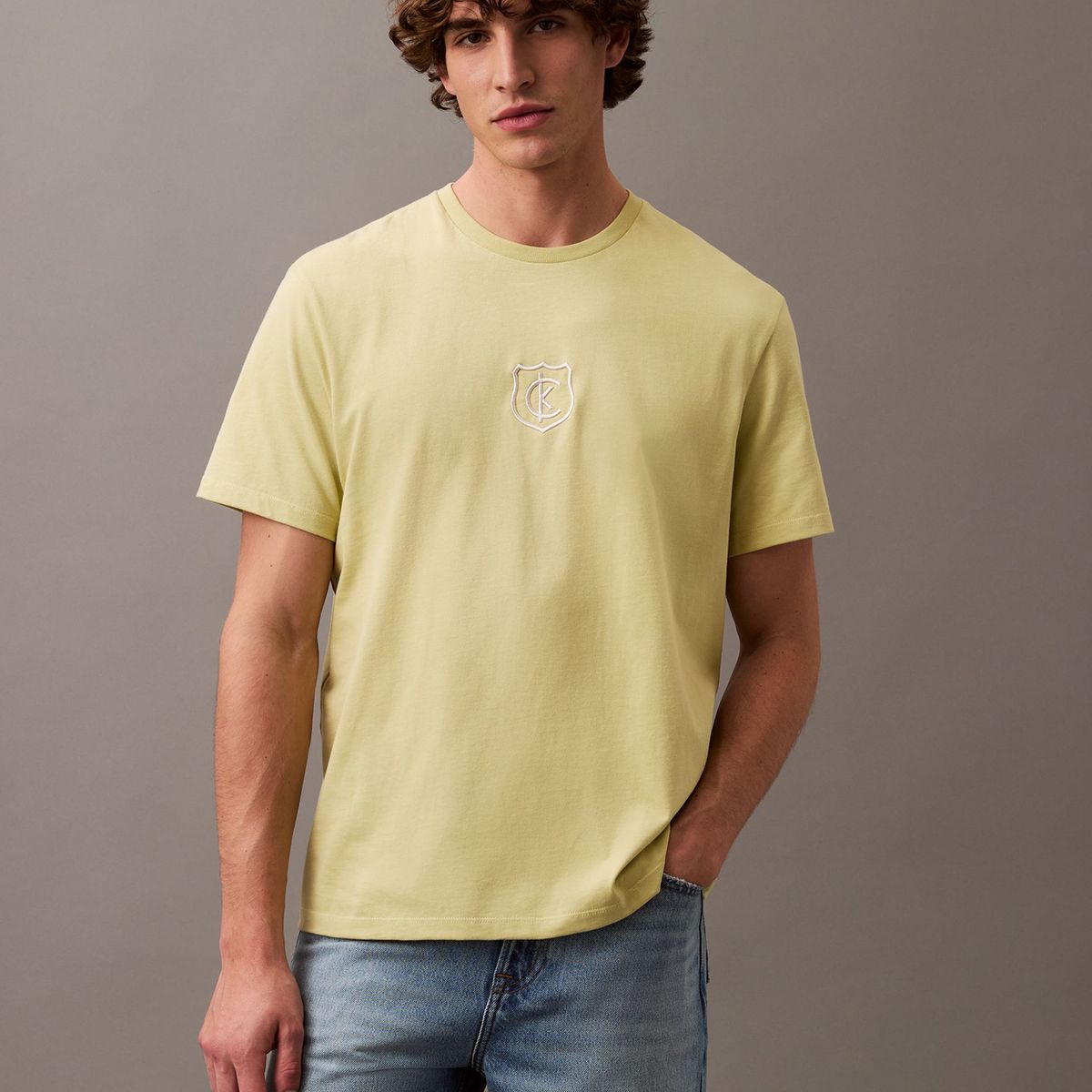 CALVIN KLEIN - Camiseta verde Embroidered CK Shield Crewneck Calvin Klein