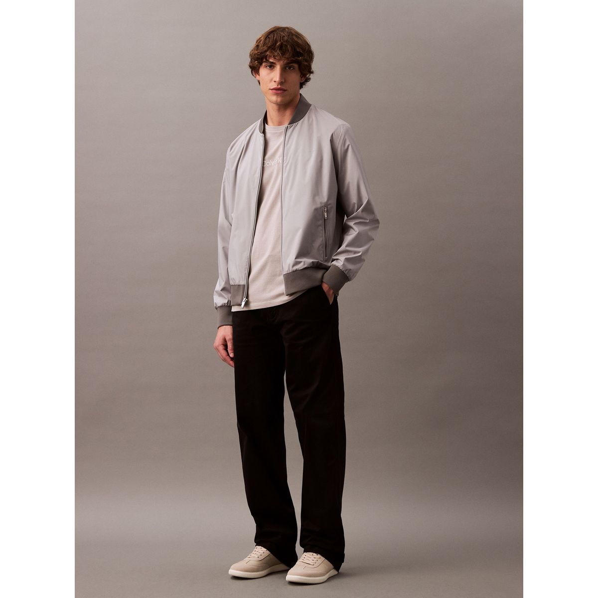 CALVIN KLEIN - Camiseta gris Tonal Graphic Crewneck Calvin Klein