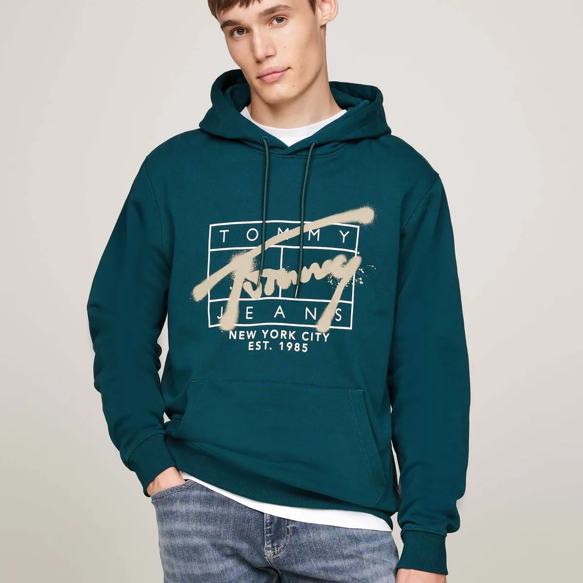 TOMMY HILFIGER - Buzo verde con logo distintivo estilo graffiti Tommy Jeans