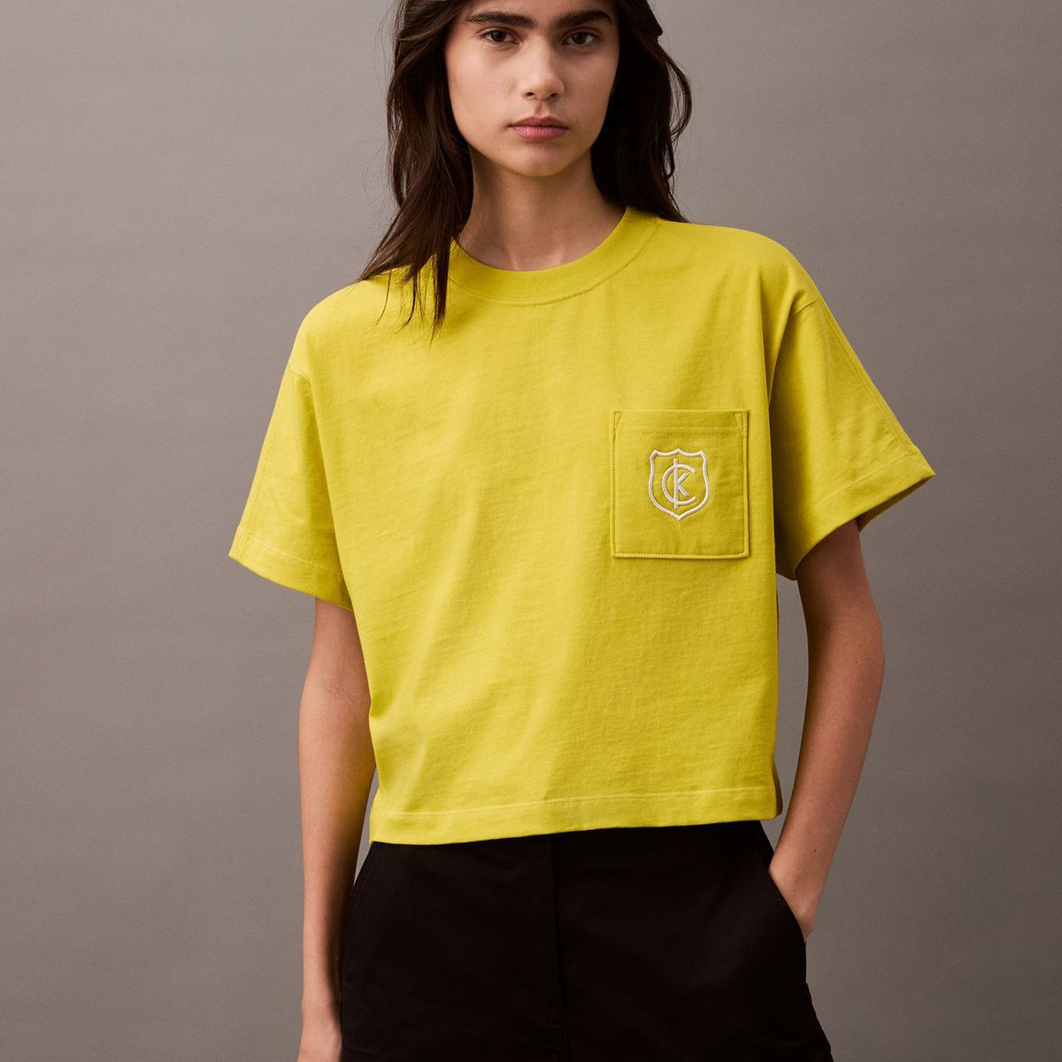 CALVIN KLEIN - Camiseta amarilla cropped con escudo con logo Calvin Klein