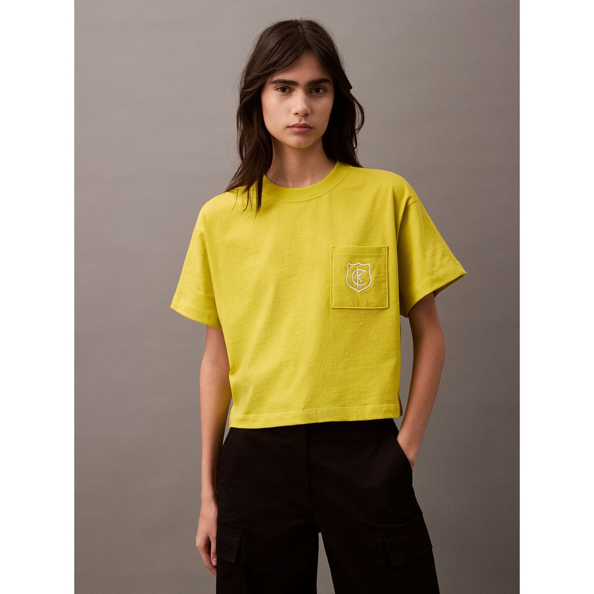 CALVIN KLEIN - Camiseta amarilla cropped con escudo con logo Calvin Klein