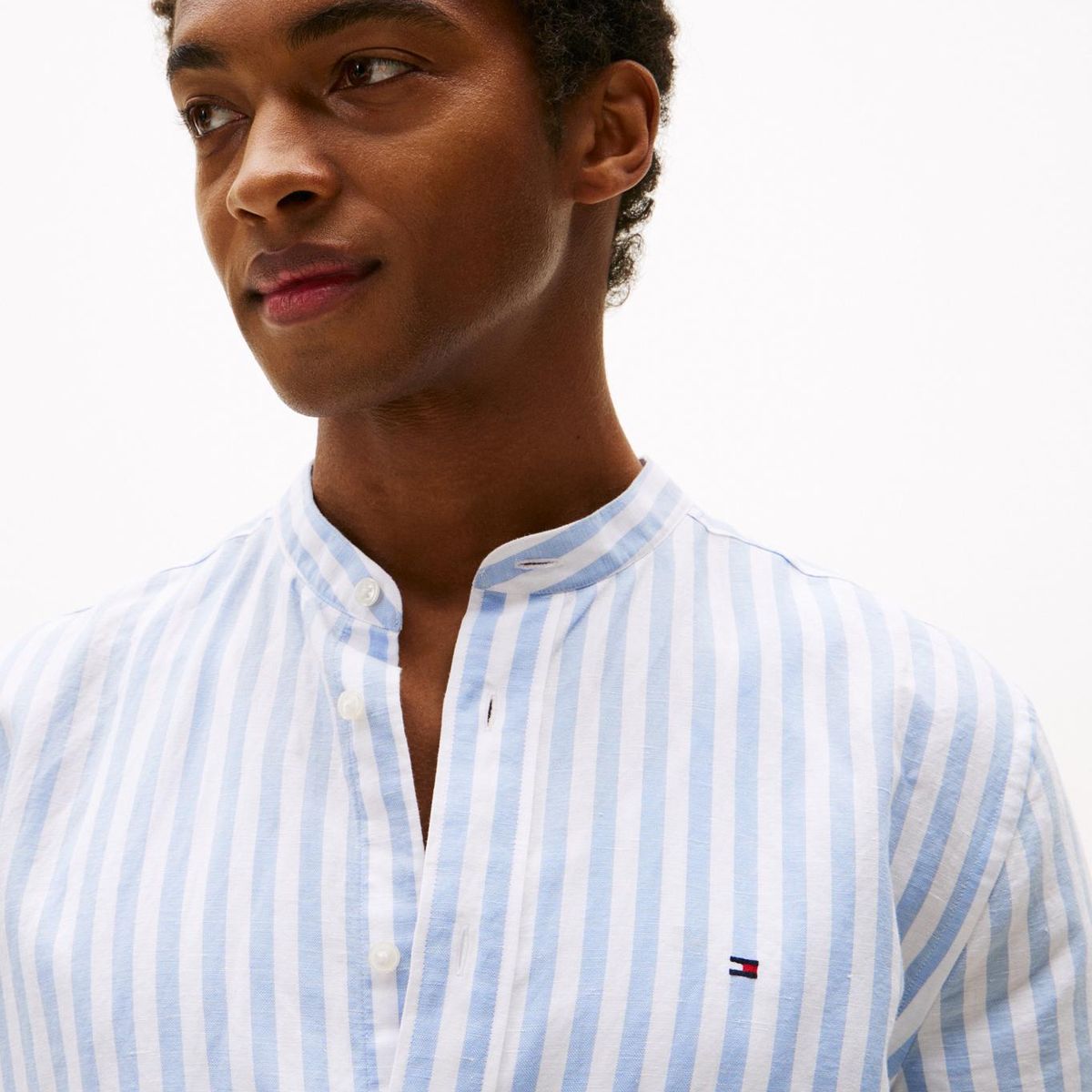 TOMMY HILFIGER - Camisa azul con diseño de rayas y cuello mao Tommy Hilfiger