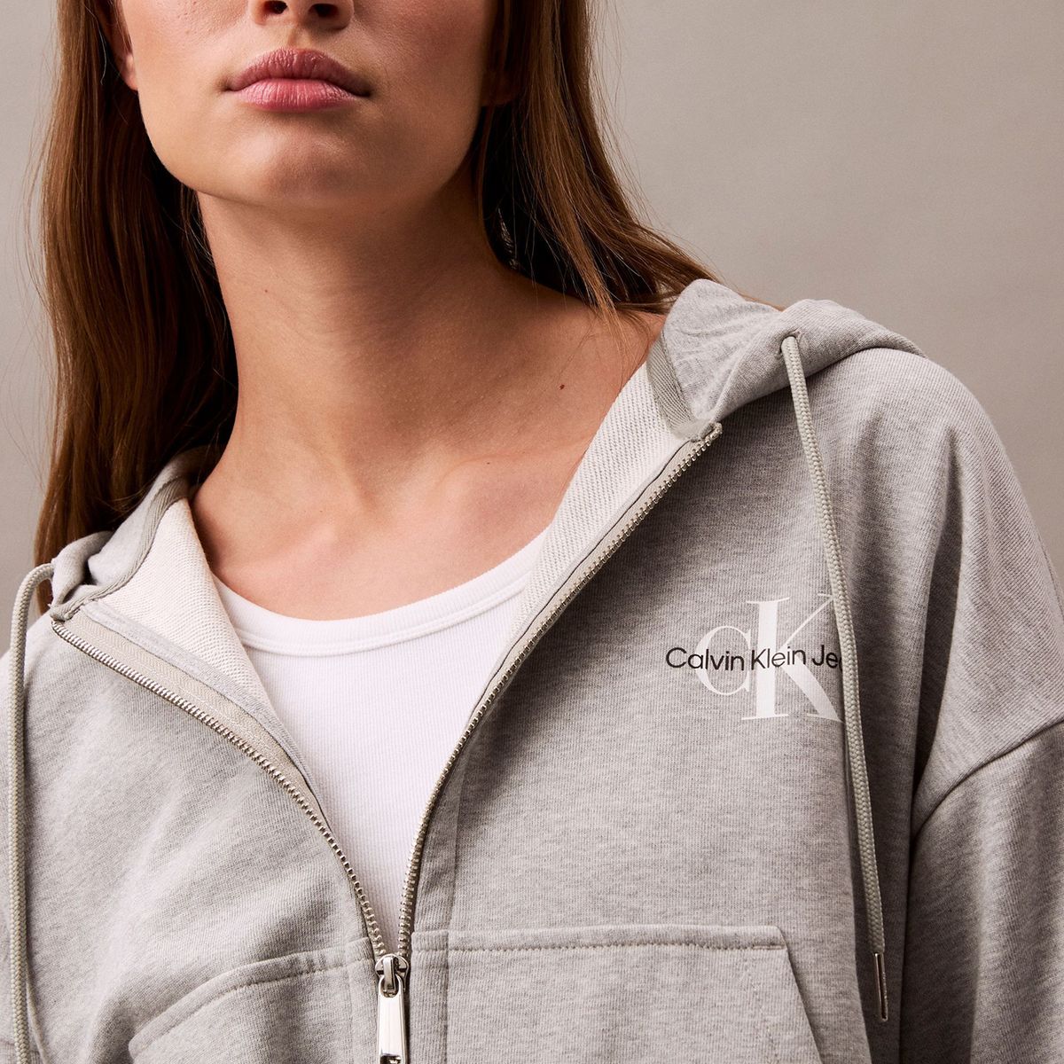 CALVIN KLEIN - Buzo gris con capota y cierre de cremallera Calvin Klein