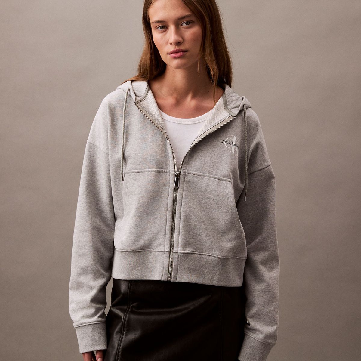 CALVIN KLEIN - Buzo gris con capota y cierre de cremallera Calvin Klein