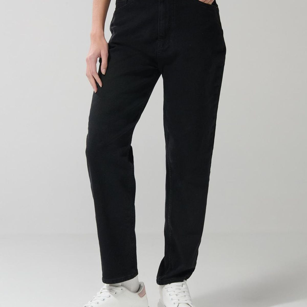 KOAJ - KOAJ Jean mom negro tiro súper alto con bota recta y bolsill Mujer