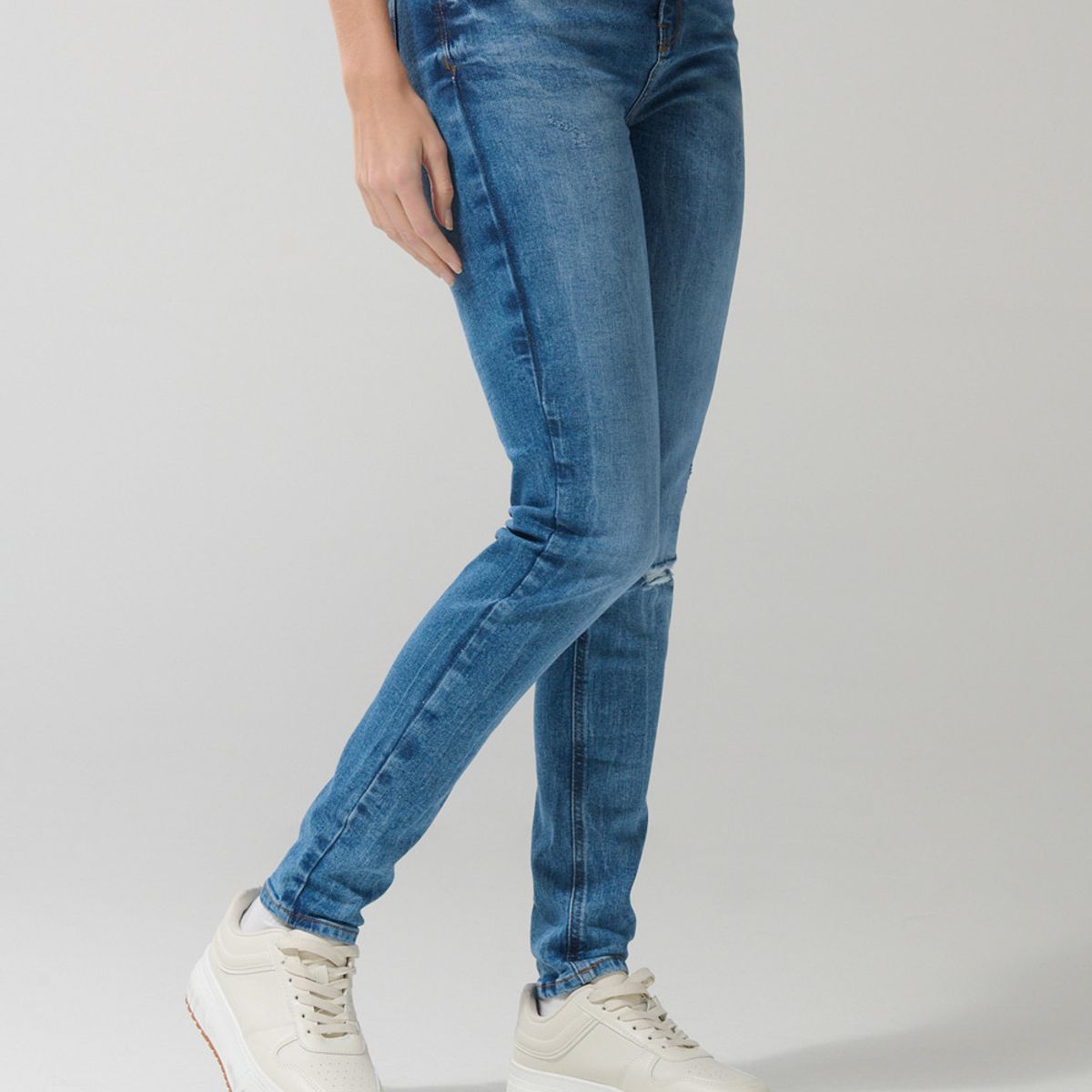 KOAJ - KOAJ Jean tiro alto jegging azul claro con rotos y desgastes Mujer