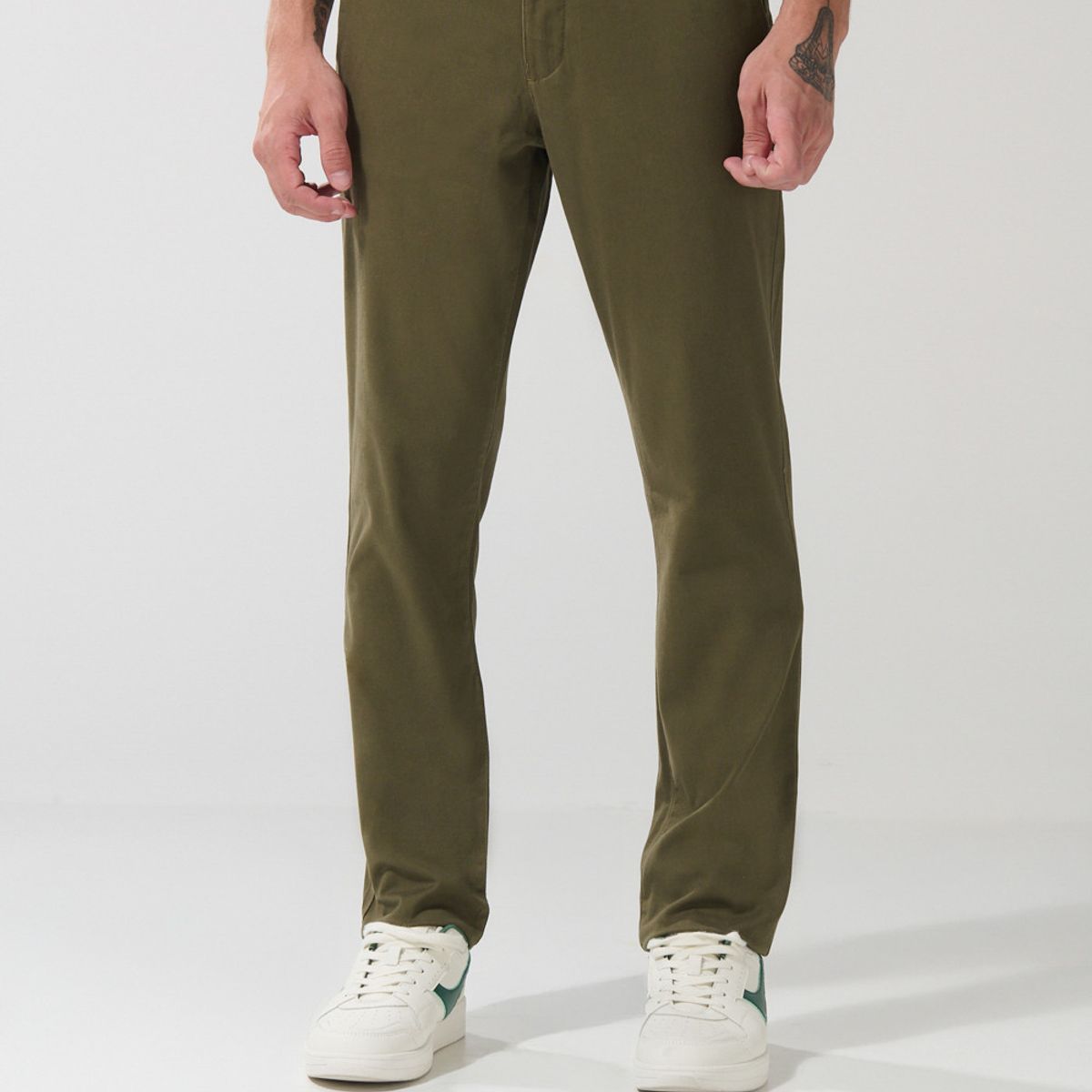 KOAJ - KOAJ Pantalón slim unicolor en dril con bolsillos y tiro med Hombre