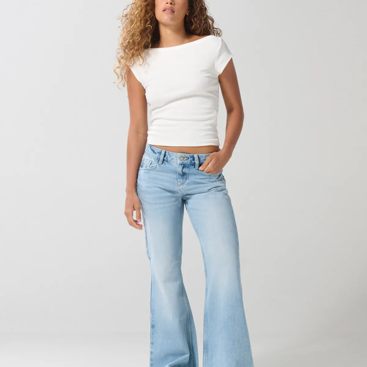 KOAJ - KOAJ Jean flare azul claro con bota ancha, desgastes y tiro Mujer