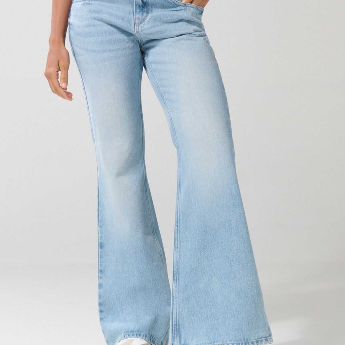 KOAJ - KOAJ Jean flare azul claro con bota ancha, desgastes y tiro Mujer